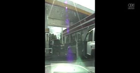 Nagranie z kamery samochodowej pokazuje, jak policjant strzela do kierowcy
