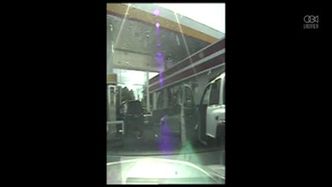 Nagranie z kamery samochodowej pokazuje, jak policjant strzela do kierowcy