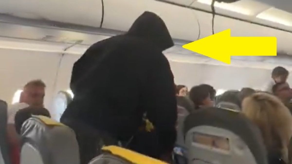 Jules Kounde na pokładzie samolotu do Mediolanu