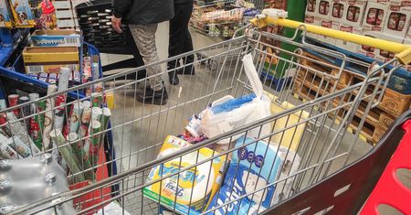 Związkowiec domaga się wcześniejszego zamykania sklepów. Branża stawia sprawę jasno