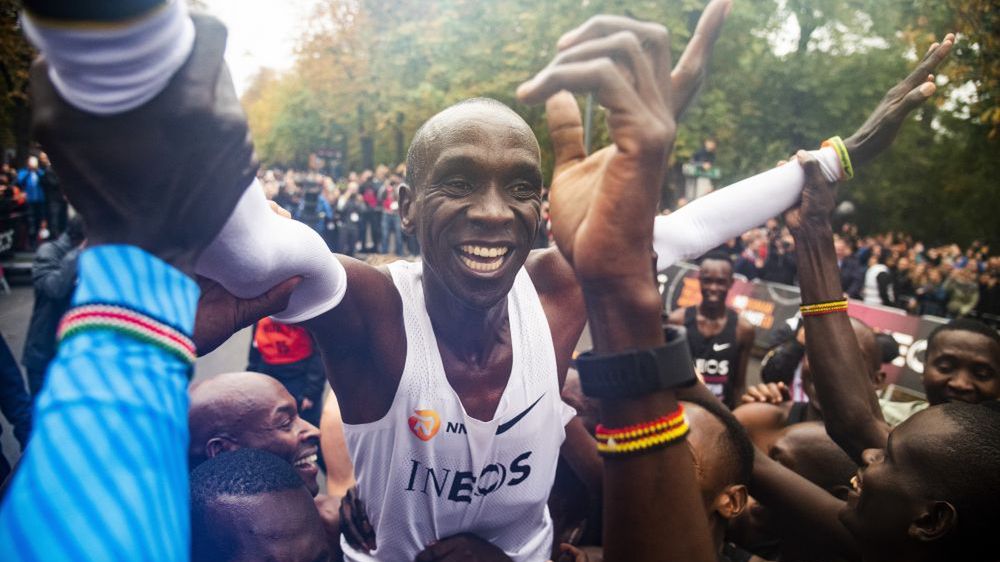Zdjęcie okładkowe artykułu: PAP/EPA / CHRISTIAN BRUNA / Na zdjęciu: Eliud Kipchoge po pokonaniu maratonu w Wiedniu poniżej dwóch godzin