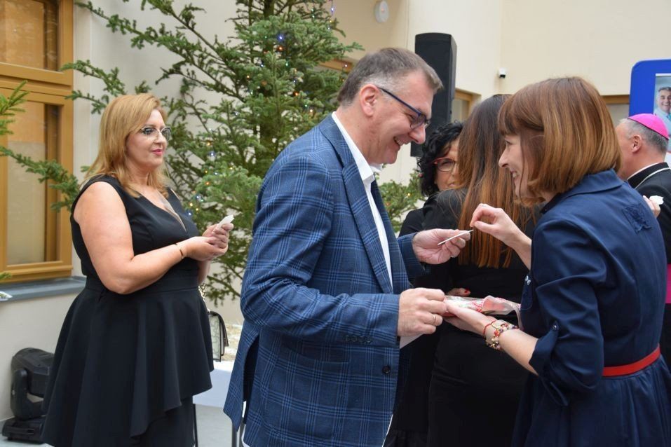 Barbara Łopyta, dyrektor Radomskiego Szpitala Specjalistycznego i Sławomir Szlachetka, skarbnik Radomia  podczas składania sobie życzeń. 