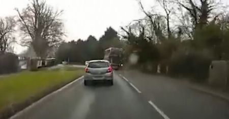 Orkan Eunice w Wielkiej Brytanii. Drzewo runęło na pędzący autobus
