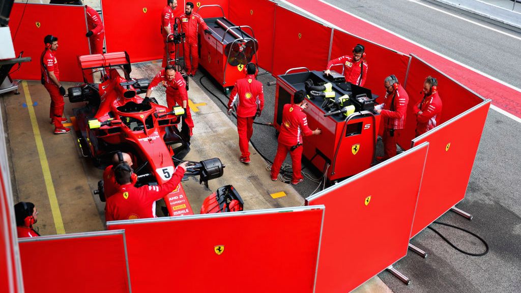 zespół Ferrari podczas przedsezonowych testów w Barcelonie