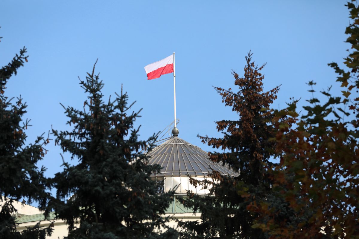 Warszawa. Pod Sejmem trwają dwie manifestacje