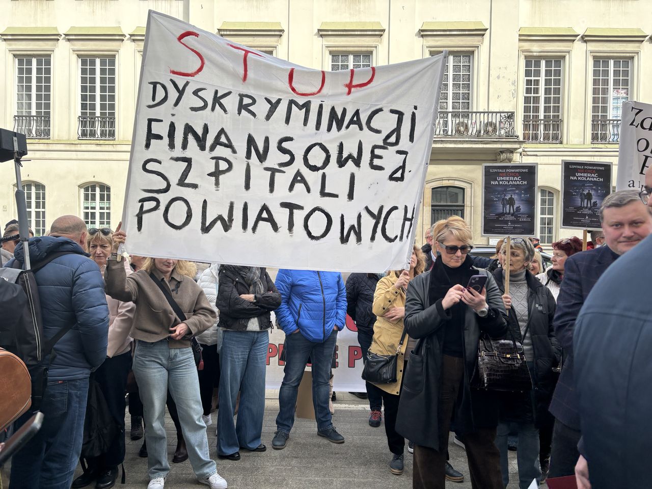 Domagają się pieniędzy na podwyżki i leczenie. "Protest będzie eskalował"