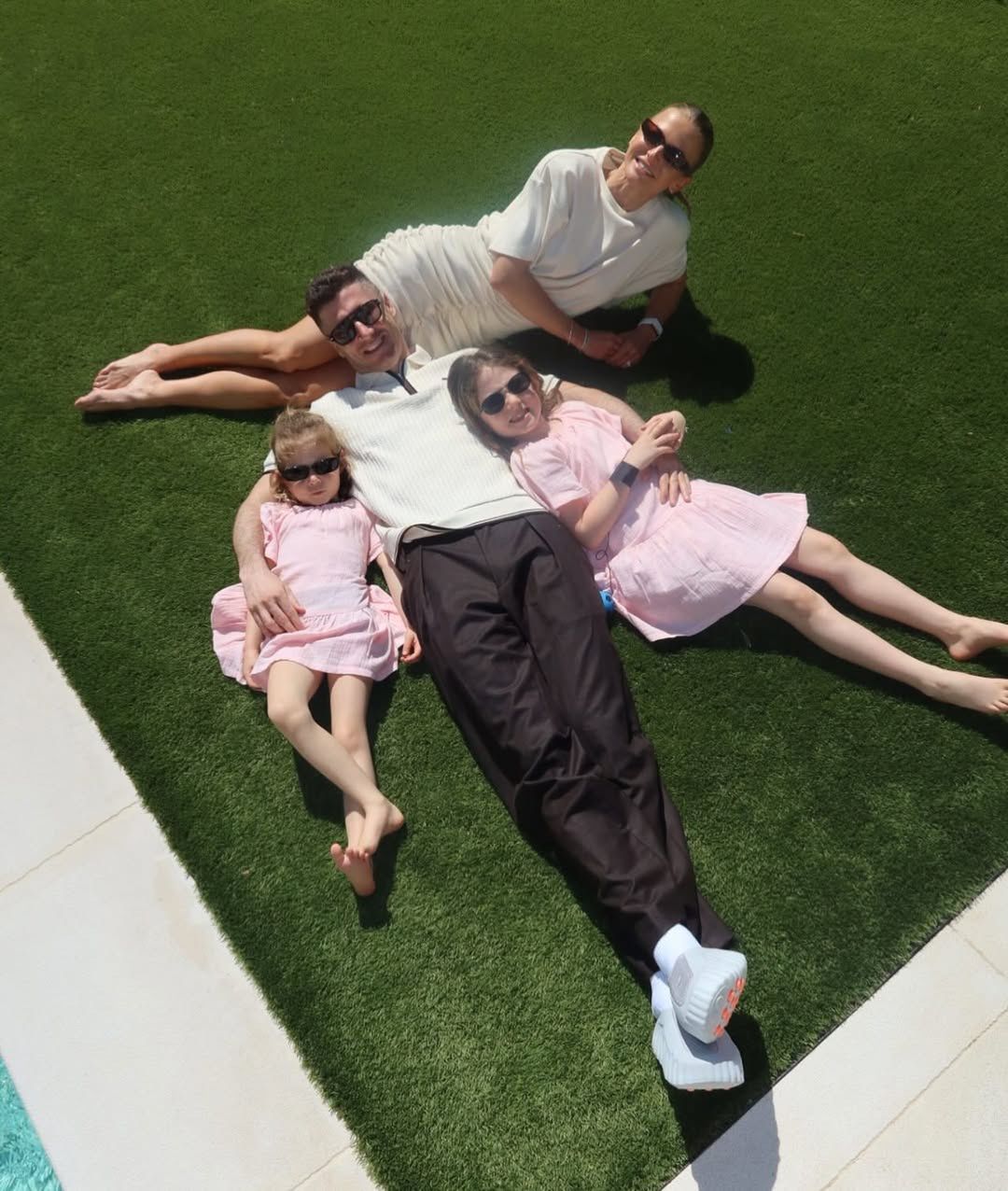 Robert i Anna Lewandowscy z córkami