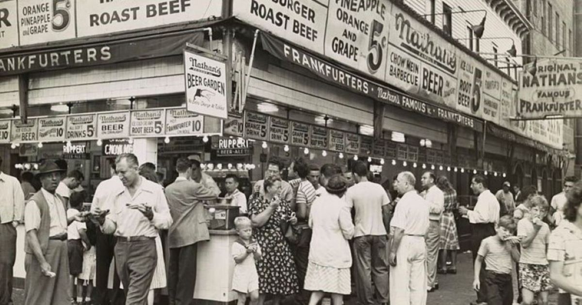 Hot dogi, które zdobyły Amerykę. Historia polskiego imigranta