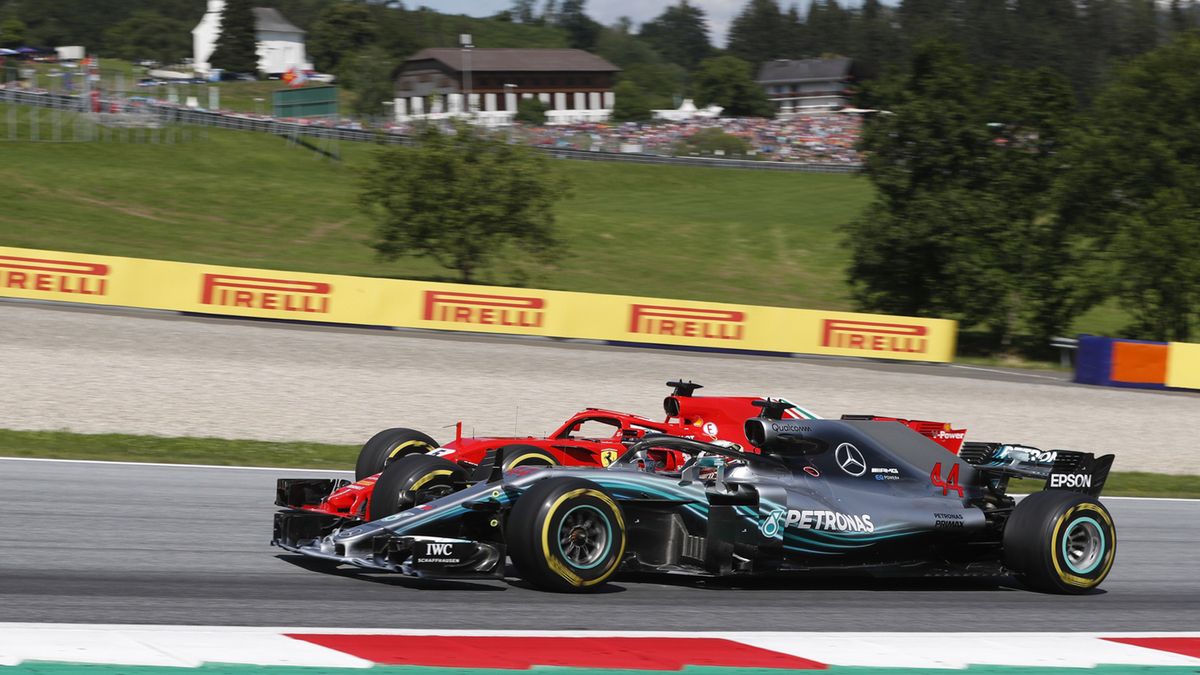Lewis Hamilton podczas walki z Sebastianem Vettelem