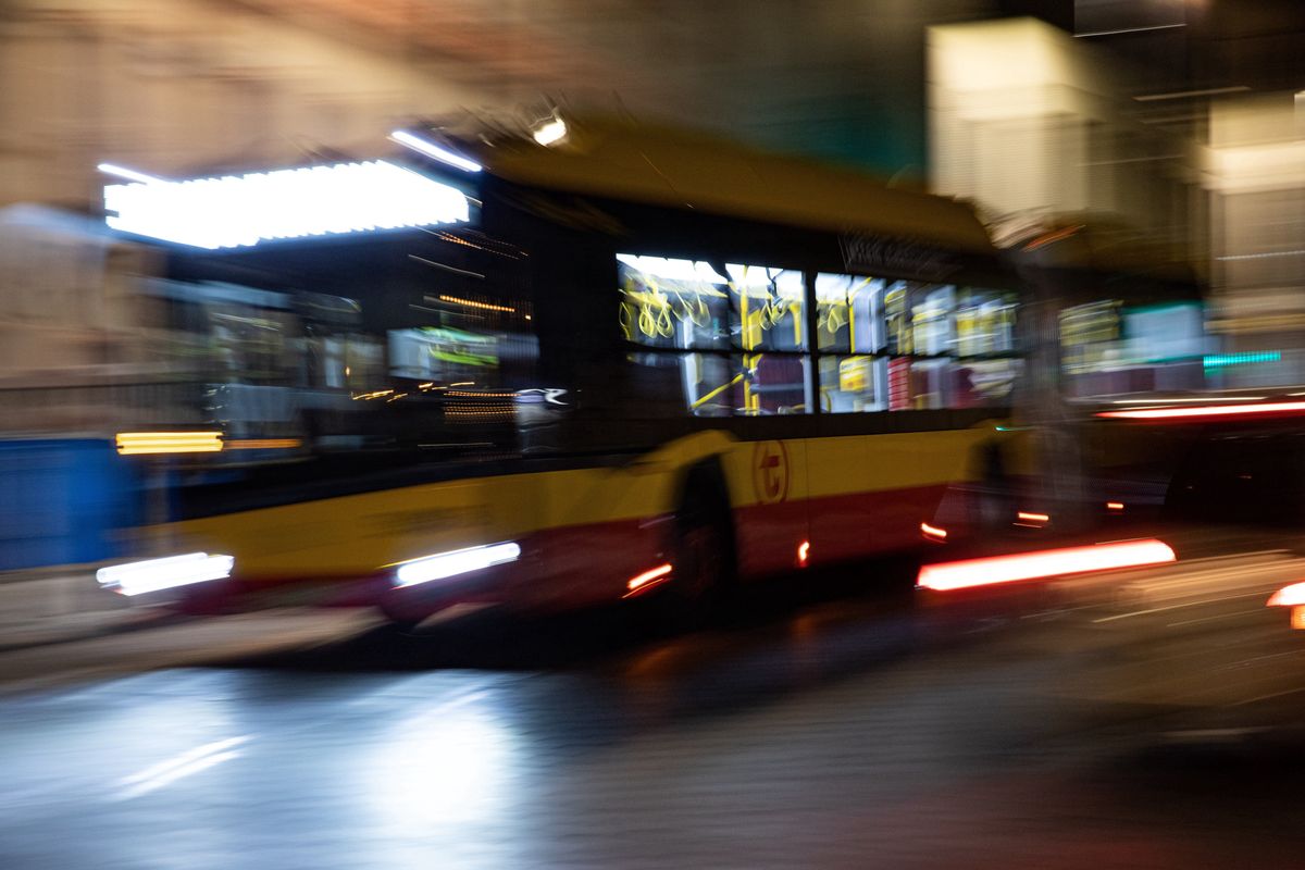 Warszawa. W nocy samochód osobowy zderzył się z autobusem [zdj. ilustracyjne]