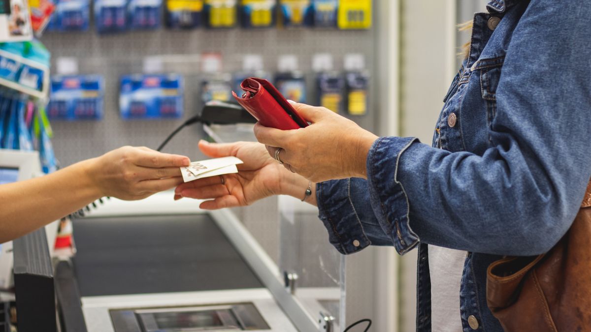 Czy kasjer może być winny grosika?