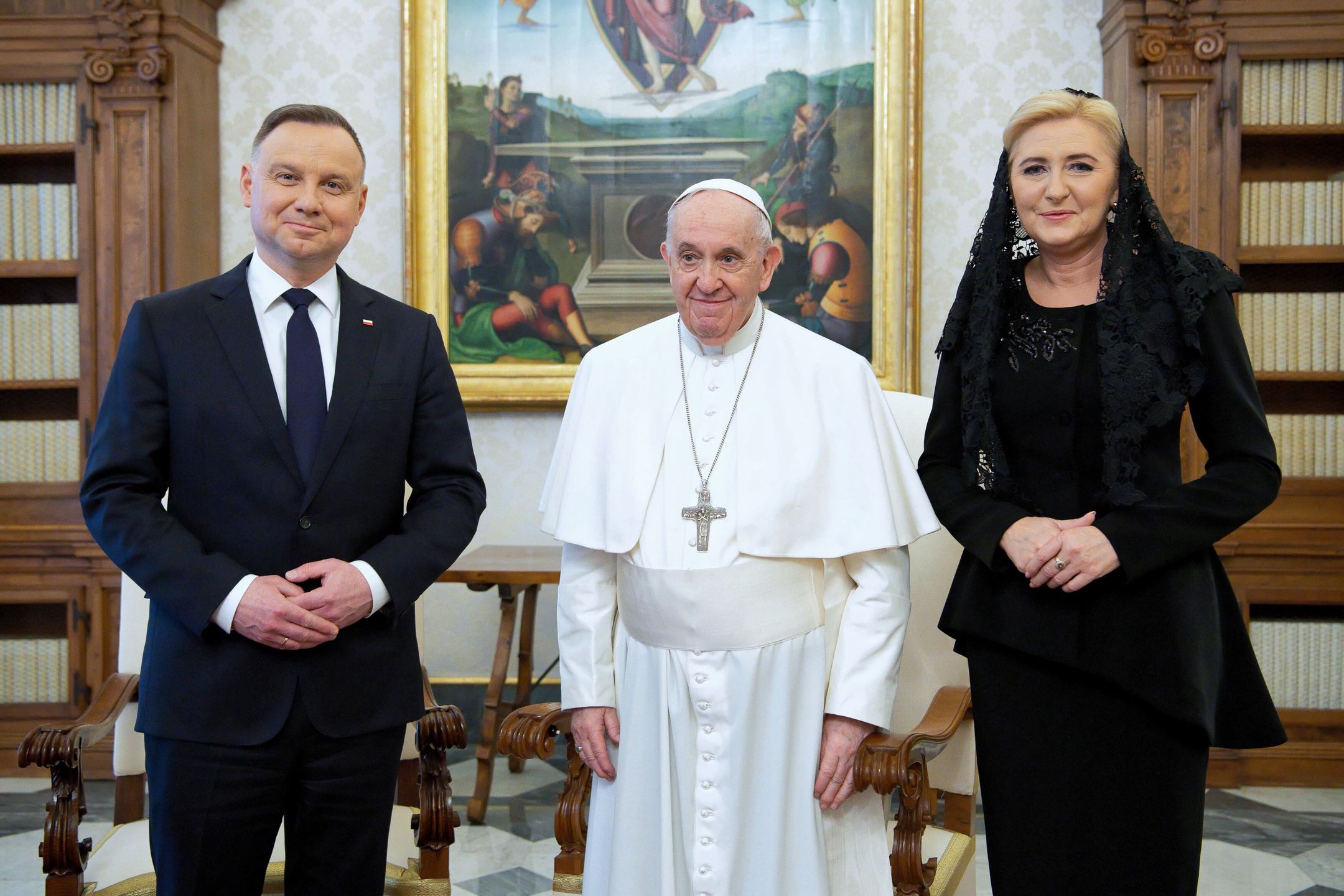 Watykan, 01.04.2022. Prezydent RP Andrzej Duda (L), papież Franciszek (C) oraz pierwsza dama RP Agata Kornhauser-Duda (P) podczas audiencji polskiej pary prezydenckiej u papieża Franciszka, 1 bm. w Watykanie. Jak relacjonował prezydent, podziękował papieżowi za opiekę duchową i modlitwę za Polskę i Polaków, za Ukrainę i naród ukraiński w tej niezwykle trudnej chwili, a także za potępienie wojny. (kf) PAP/Vatican Media HANDOUT EDITORIAL USE ONLY NO SALES