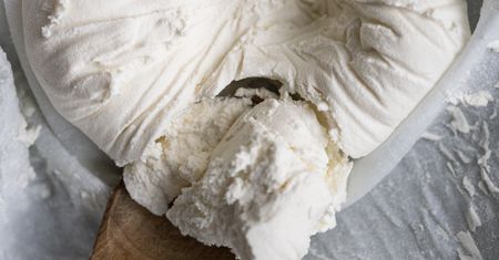 Wylewam jogurt na ściereczkę i wieszam nad miską. Na drugi dzień mam kremowy serek lepszy niż ze sklepu