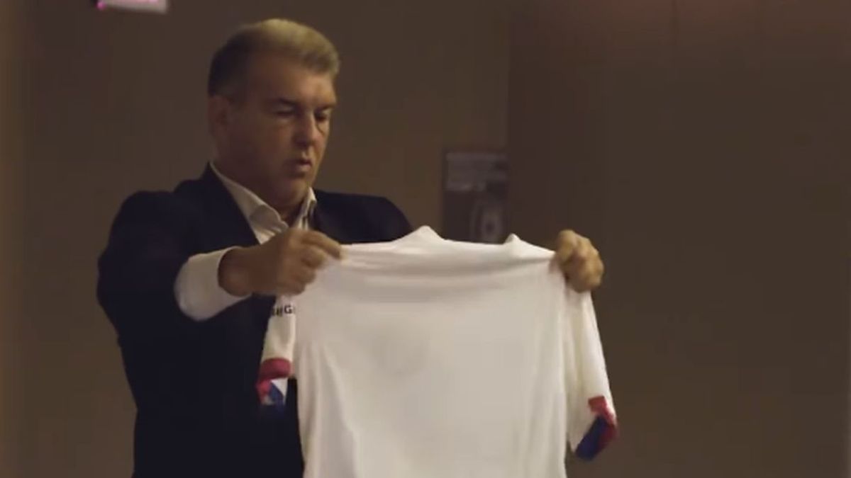 Instagram / FC Barcelona / Na zdjęciu: Joan Laporta prezentuje wyjazdową koszulkę Barcelony