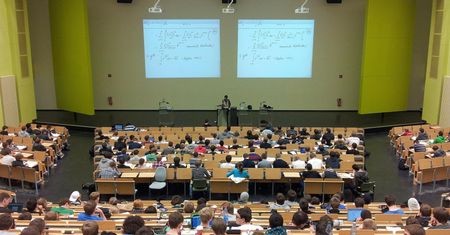 Tajemnicza uczelnia z Poznania. Zamiast dyplomów certyfikaty. Studenci zgłaszają się do prawników