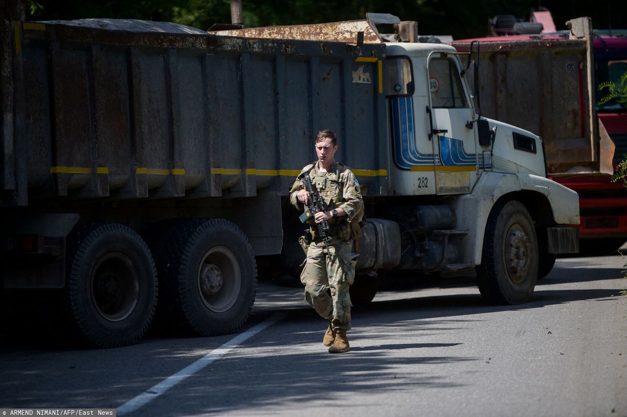 Patrol żołnierzy NATO przy barykadzie, wzniesionej przez kosowskich Serbów, na przejściu granicznym w     