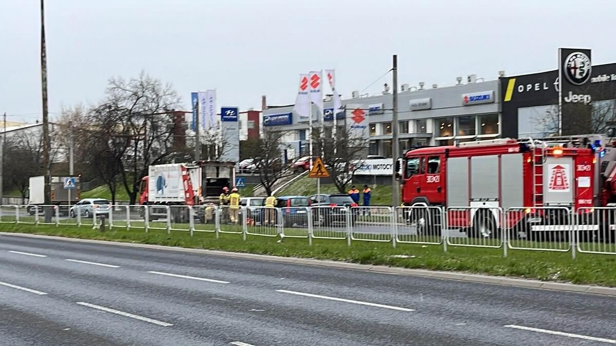 Zderzenie dwóch aut ze śmieciarką na ul. Mełgiewskiej