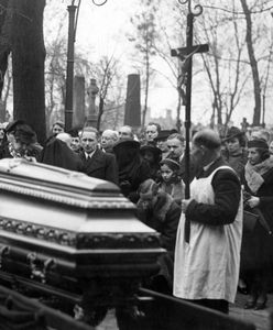 Skandal na pogrzebie Bolesława Leśmiana. Żona pisarza nie spodziewała się takiego poniżenia ze strony kochanki