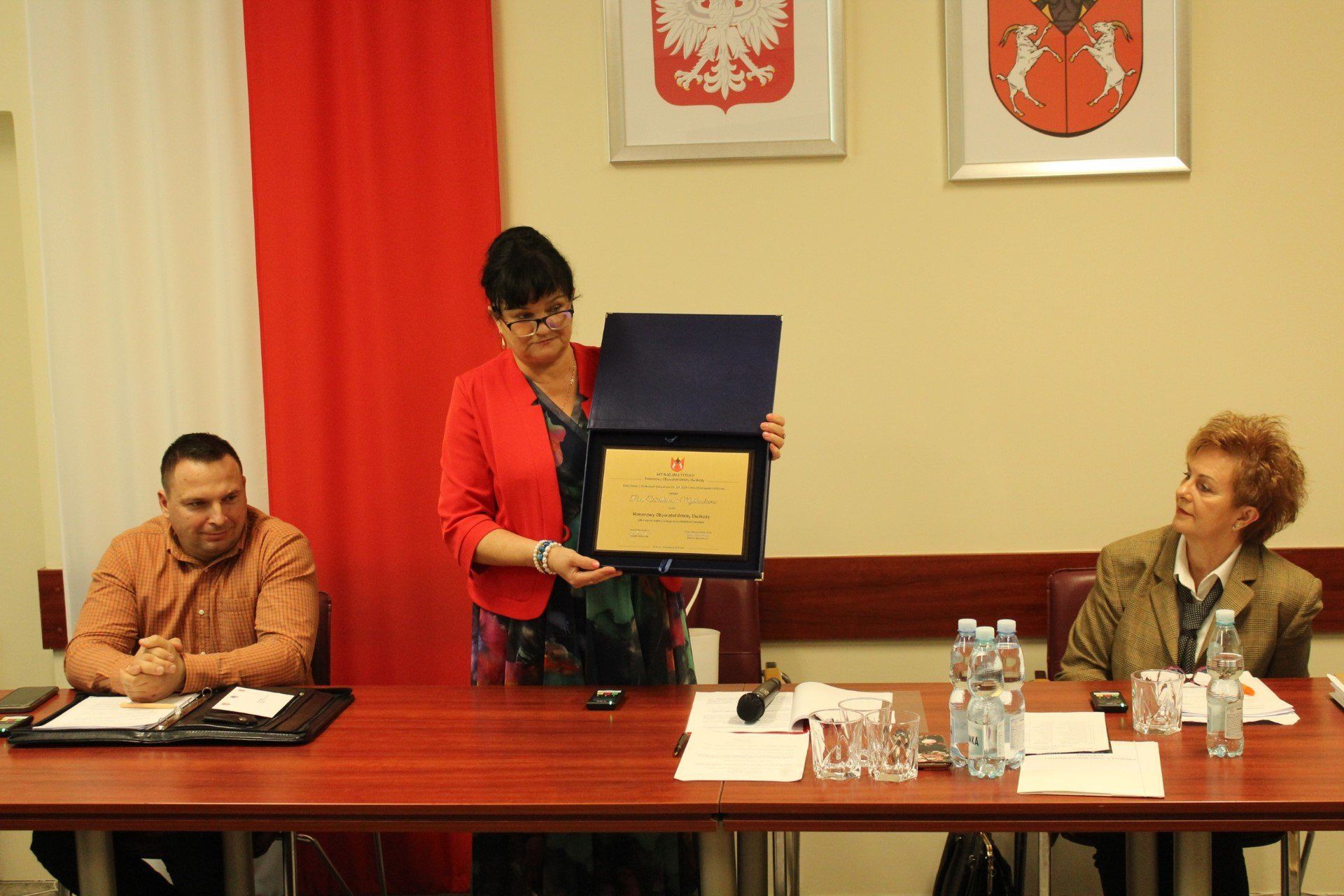 Przewodnicząca Rady Maria Łukasiewicz - w środku podkreśliła, że nadając po raz pierwszy tytuł Honorowego Obywatela Gminy Dwikozy Panu Wiesławowi Myśliwskiemu, zapisywane są piękne karty historii gminy. Więcej na kolejnych zdjęciach
