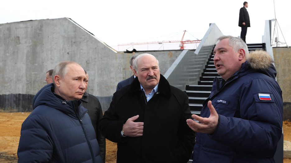 Belarus' President Alexander Lukashenko visits Russia
epa09885807 Russian President Vladimir Putin (L), Belarusian President Alexander Lukashenko (C) and Roscosmos State Space Corporation Director General Dmitry Rogozin (R) visit a construction site of the Angara space rocket complex at the Vostochny cosmodrome outside the city of Tsiolkovsky, some 180 km north of Blagoveschensk, in the far eastern Amur region, Russia, 12 April 2022. Belarusian President is on a working visit to Russia.  EPA/MIKHAIL KLIMENTYEV / KREMLIN POOL / SPUTNIK MANDATORY CREDIT 
Dostawca: PAP/EPA.
MIKHAIL KLIMENTYEV / KREMLIN POOL / SPUTNIK