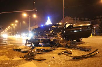Lublin: Obywatel Tajwanu jechał nie patrząc na znaki. Staranował mercedesa