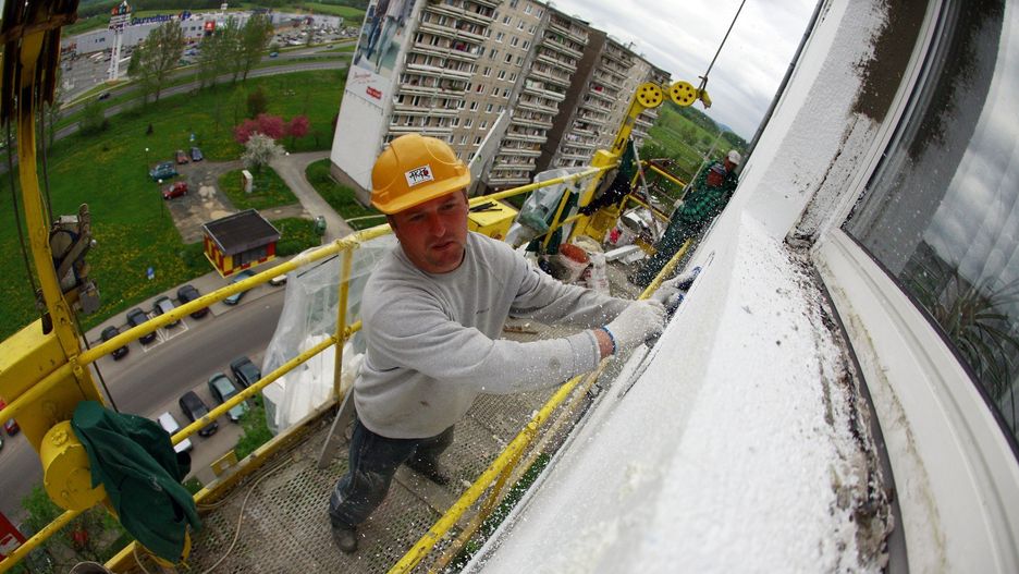 Jeśli materiał izolacyjny ma klasę reakcji na ogień niższą niż A1 lub A2 (spełnia je np. wełna mineralna), wymagane będzie stosowanie dodatkowych poziomych pasów rozdzielających wykonanych z materiału niepalnego (np. z wełny).