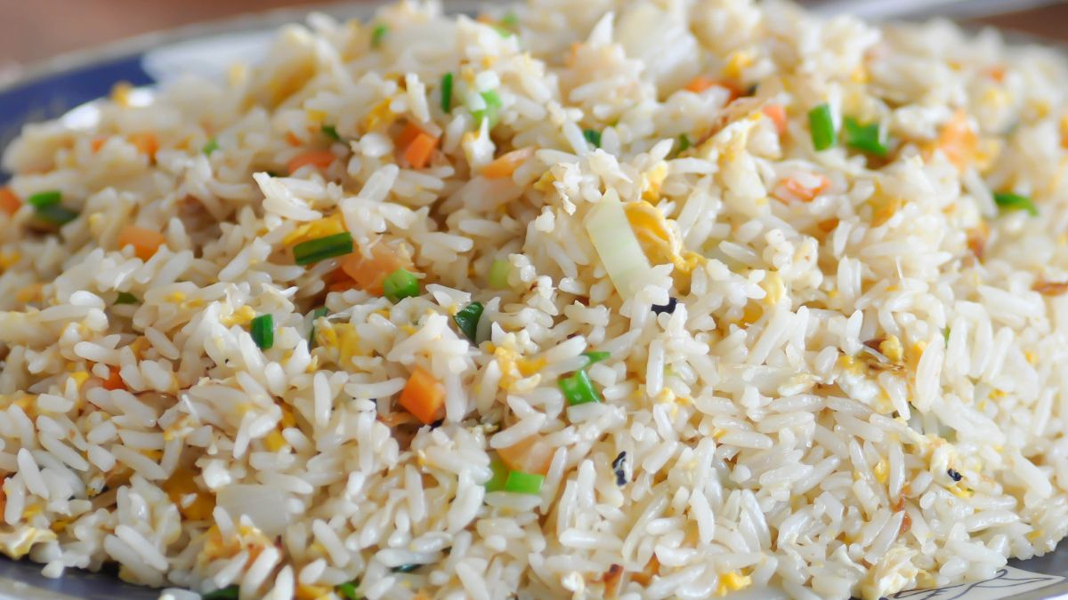 Smażony ryż z jajkiem i warzywami 