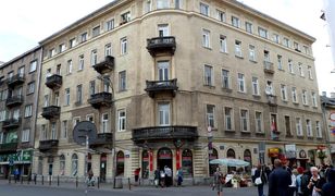 Warszawa. Remont kamienicy na skrzyżowaniu ulic Chmielnej i Szpitalnej