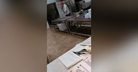 Umył mopa w woku. Obrzydliwa praktyka na chińskim uniwersytecie