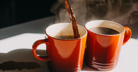 Ryzyko raka wzrasta nawet trzy razy. Lepiej zrezygnuj z takiej kawy