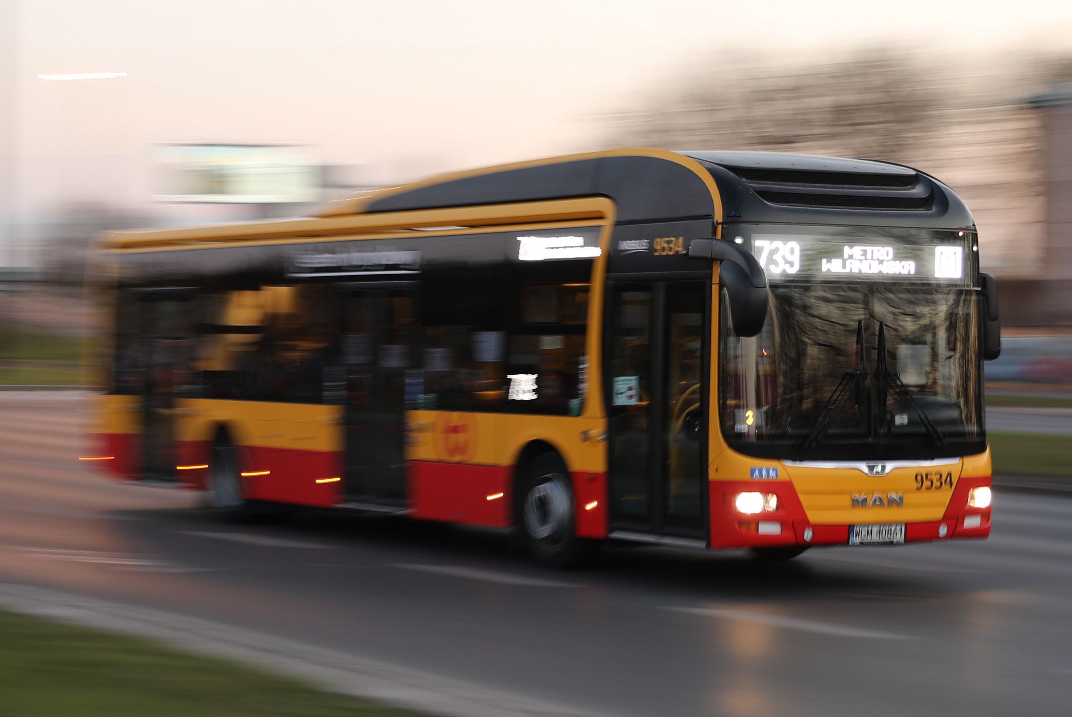Koronawirus w Warszawie. Klimatyzacja w komunikacji miejskiej pozostaje wyłączona