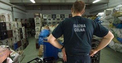 Nie alkohol, narkotyki czy papierosy. Polak chciał przemycić... słoninę