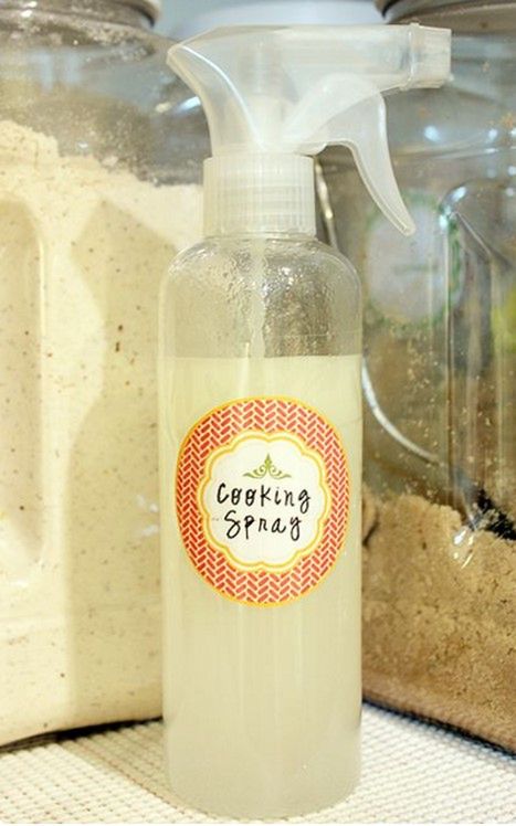 Wypełnij butelkę ze sprayem tłuszczem. Gdy będziesz spryskiwać nią patelnię, zrobisz to w takim sposób, że nie przesadzisz z ilością. Polecamy tę metodę!