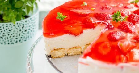 Piekarnik pójdzie w odstawkę. Ten kremowy i delikatny sernik zrobisz bez pieczenia