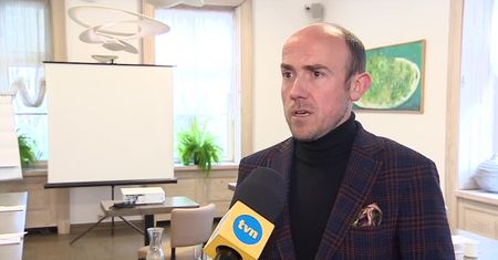 “Błażej Kmieciak zerwał się PiS ze smyczy, chciał pomagać ofiarom” – opozycja komentuje rezygnację szefa komisji ds. pedofilii
