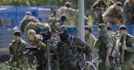 Walki na Ukrainie. Polski ksiądz wolny, tysiące wojsk Rosji przy granicy, kolejni obserwatorzy zagineli