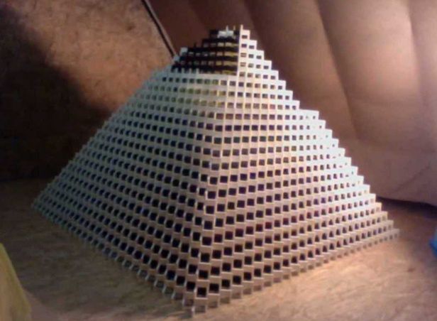 Największa piramida z domino prawie ukończona [wideo]