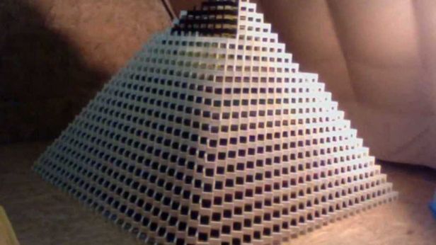 Największa piramida z domino prawie ukończona [wideo] 1
