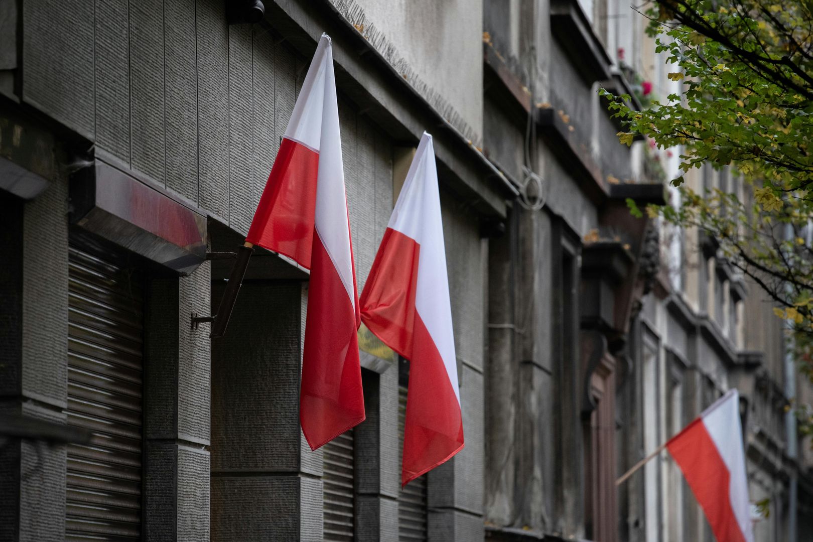 Tego nie wolno robić z flagą. Policja przypomina