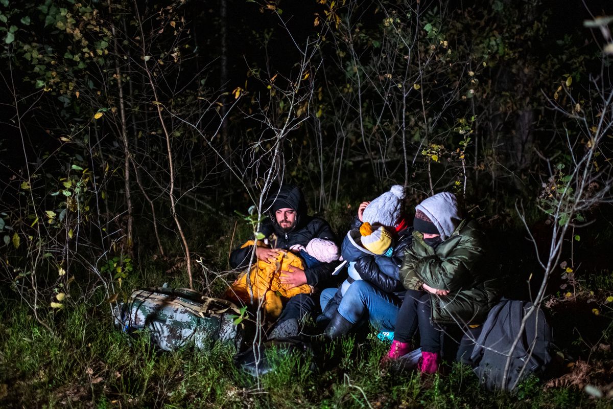 Na polsko-białoruskiej granicy trwa kryzys humanitarny. Ludzie koczują w lesie, nie mogąc wyjść ani na jedną, ani na drugą stronę 