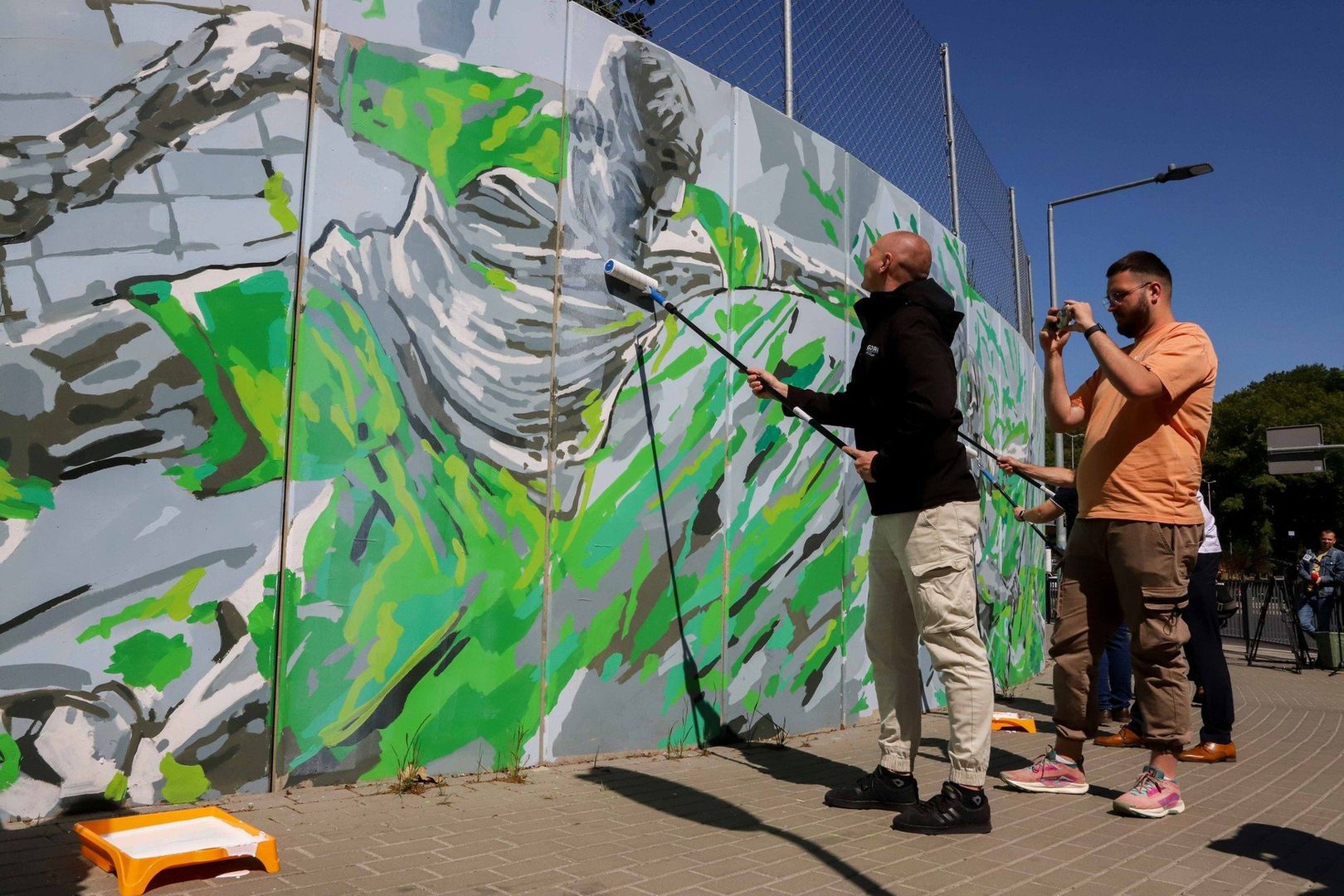Mural powstał u zbiegu ulic Fredry i Słowiańskiej.