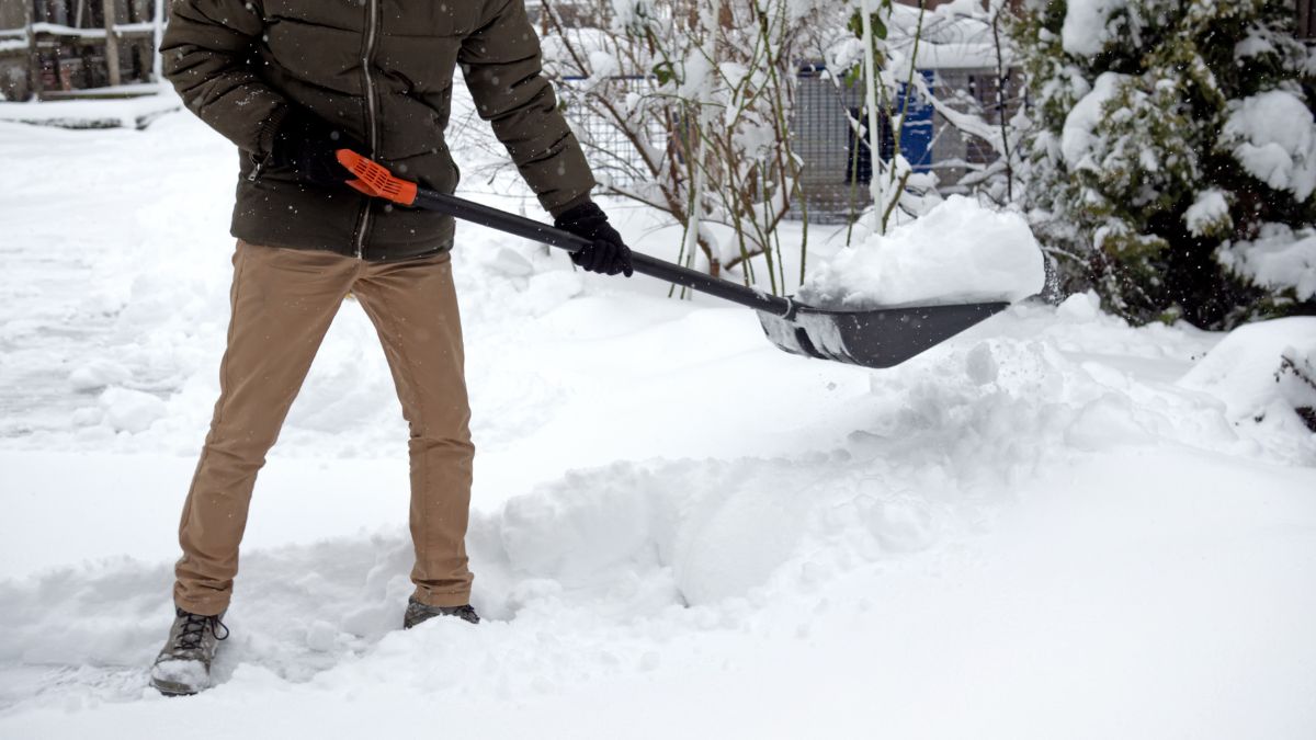 Zimowe obowiązki Polaków. Nawet 3 tys. zł mandatu za jazdę "na czołgistę"