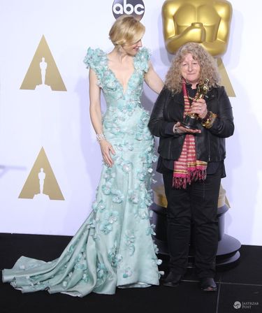 Cate Blanchett (w sukni Armani Prive), Jenny Beavan (w kurtce Marks & Spencer), Oscary 2016 (fot. East News)