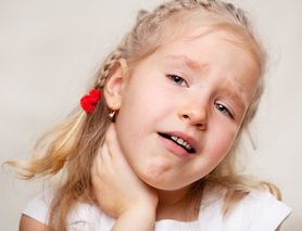 Spray czy pastylka – co wybrać na ból gardła u dziecka?