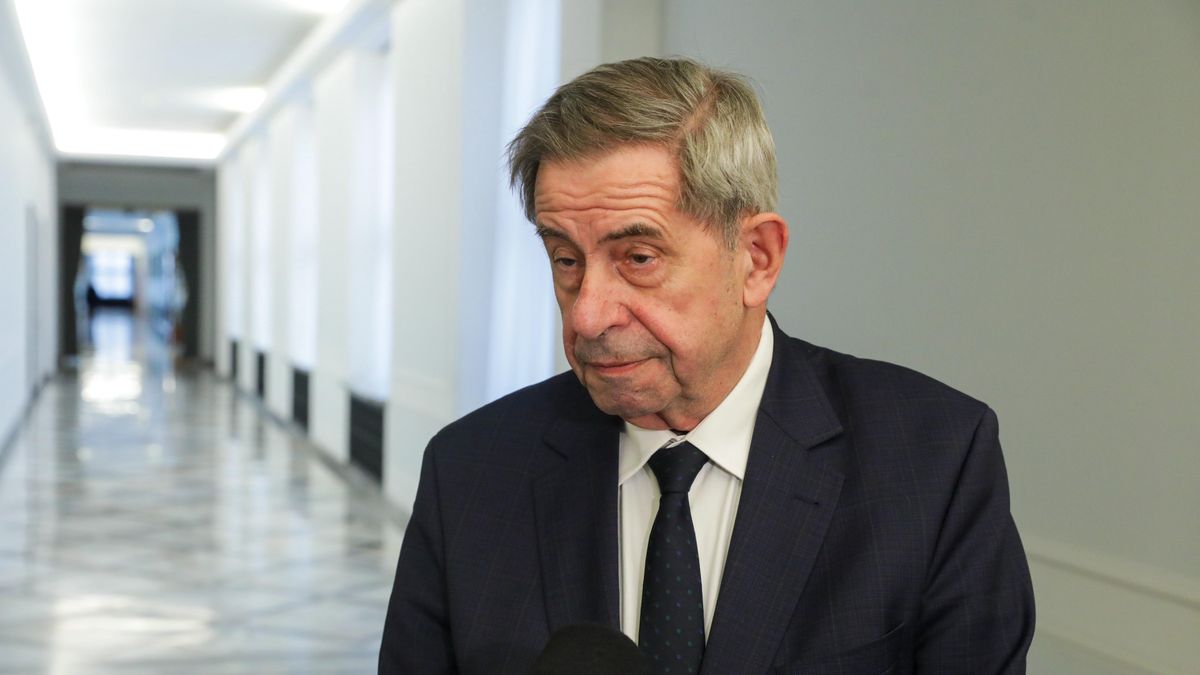 Andrzej Zoll
Warszawa, 08.01.2024. By�y prezes TK i by�y rzecznik praw obywatelskich prof. Andrzej Zoll podczas wypowiedzi dla medi�w przed spotkaniem z marsza�kiem Sejmu Szymonem Ho�owni� w Sejmie w Warszawie, 8 bm. Konsultacje dotycz� kwestii wygaszenia mandat�w poselskich Kami�skiego i W�sika. (tg/doro) PAP/Tomasz Gzell
Tomasz Gzell
briefing prasowy, konsultacje, marsza�ka Sejmu, polityka, Sejm, spotkanie, sprawa Kami�skiego i W�sika, w Sejmie, wygaszenie mandat�w