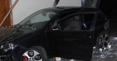 Pijany i bez prawa jazdy wjechał w sklep. Pasażer cały czas spał