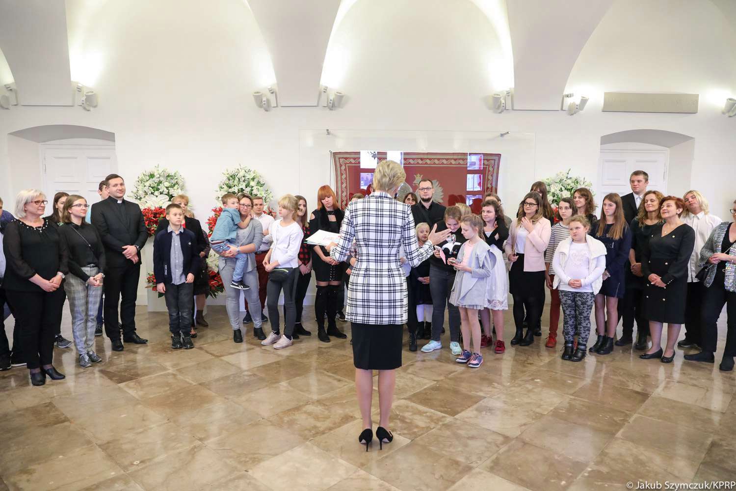 Agata Duda w marynarce w kratę na spotkaniu z dziećmi

Fot. Oficjalna strona Prezydenta Rzeczpospolitej Polskiej
