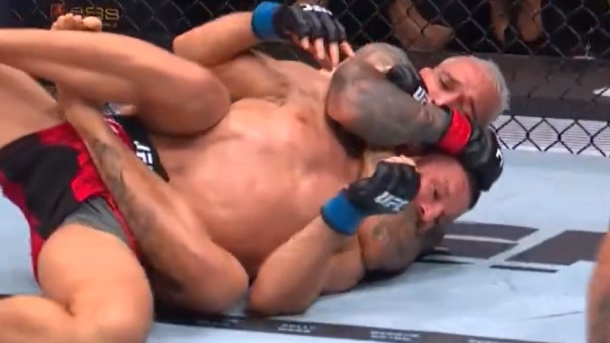 Twitter / Polsat Sport / Na zdjęciu: Moment kończący walkę Gamrot - Oliveira.