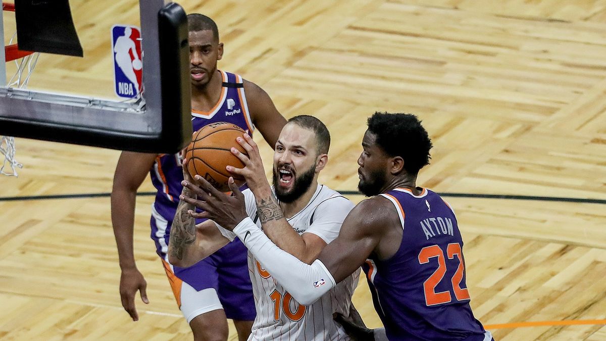 Zdjęcie okładkowe artykułu: Getty Images / Alex Menendez / Na zdjęciu: Evan Fournier (z piłką) i Deandre Ayton