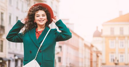 Wygodna torebka listonoszka: zobacz najpiękniejsze modele na ten sezon